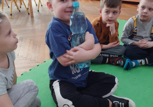 Chłopiec pije wodę